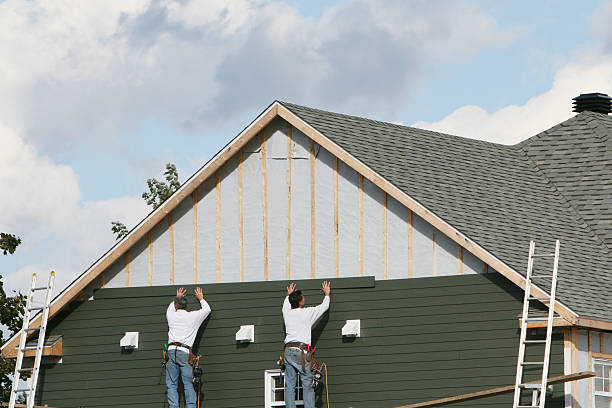 Professional Siding Replacement technician working in Centreville, IL